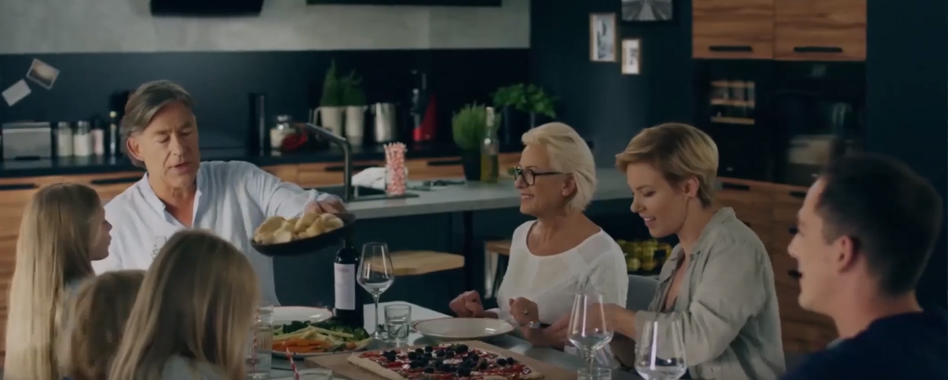 Бейнені қараңыз және Amica тобы туралы көбірек біліңіз